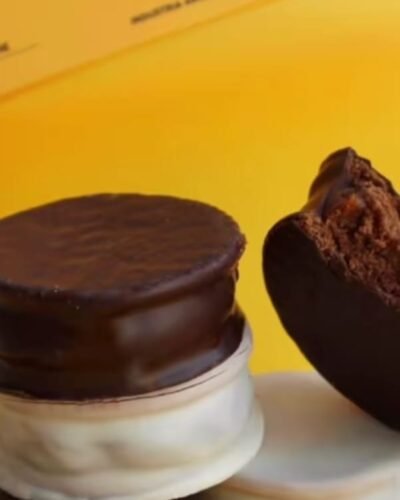 Alfajor de cholate relleno de dulce de leche y frutos rojos en bolsita