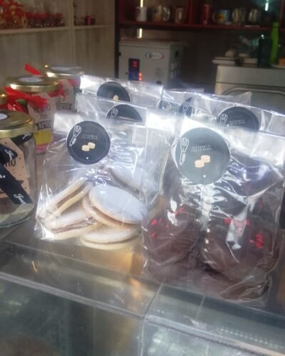 Alfajor de maizena relleno de dulce de leche